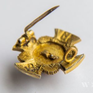 A sign of graduation from a military educational institution -    Alexander Military College [Unidentified manufacturer] A smaller version for wearing on a tailcoat (in silver)