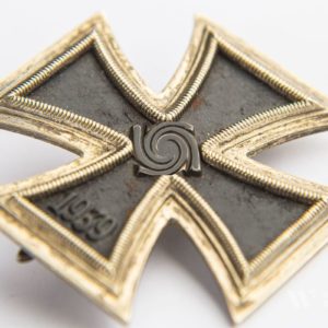Iron Cross 1939 1st Class / Original case.