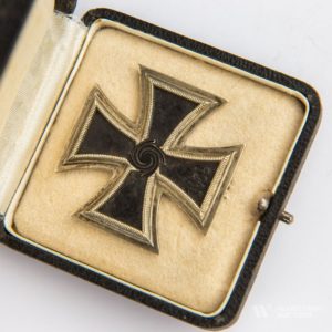 Iron Cross 1939 1st Class / Original case.