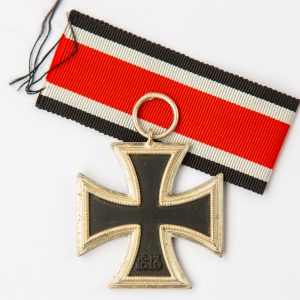 Iron Cross 1939 2nd Class [Berg & Nolte], 40 / Frosty silvering.