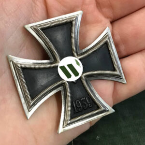 Iron Cross 1939 1st Class / Original case.
