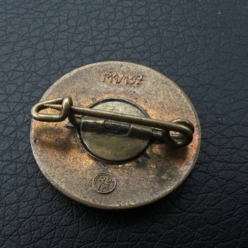NSDAP Party Badge [Richard Simm & Sohn] RZM code: М 1/137 Pin fastening