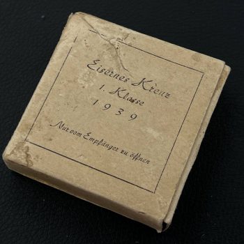 Iron Cross 1939 2nd Class [Robert Koch] / Original packaging and case.