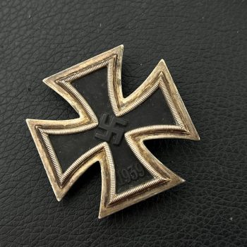 Iron Cross 1939 2nd Class [Robert Koch] / Original packaging and case.