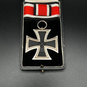Iron Cross 1939 2nd Class [Klein & Quenzer], 65, L/26   / Original case. Set with a field spang.