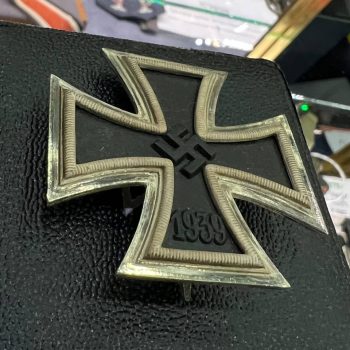 Iron Cross 1939 1st Class [B. H. Mayer's Kunst PR.], 26, L/18   / Original case.